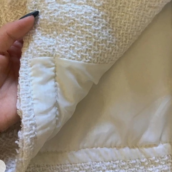 Last One Women’s White Tweed Jacket Gold embossed button detail XL NWT - Picture 6 of 15